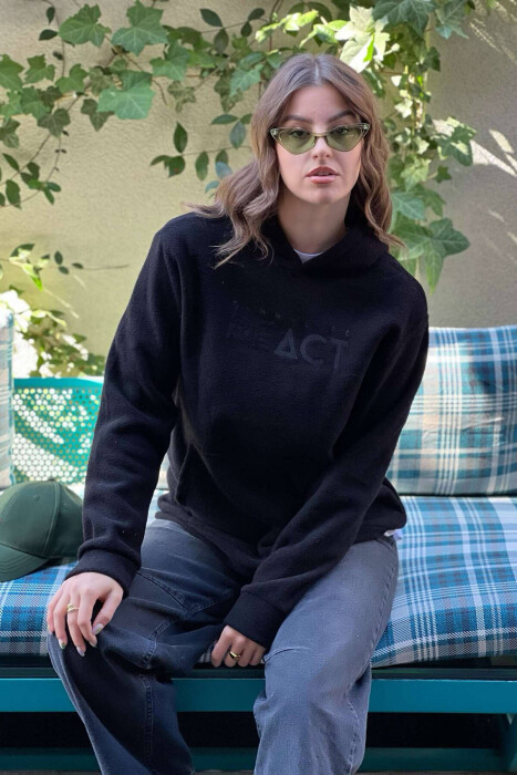 HOODIE POLARE ME SHKRIME PËR FEMRA NË NGJYRËN E ZEZË - KLAUDIO FASHION