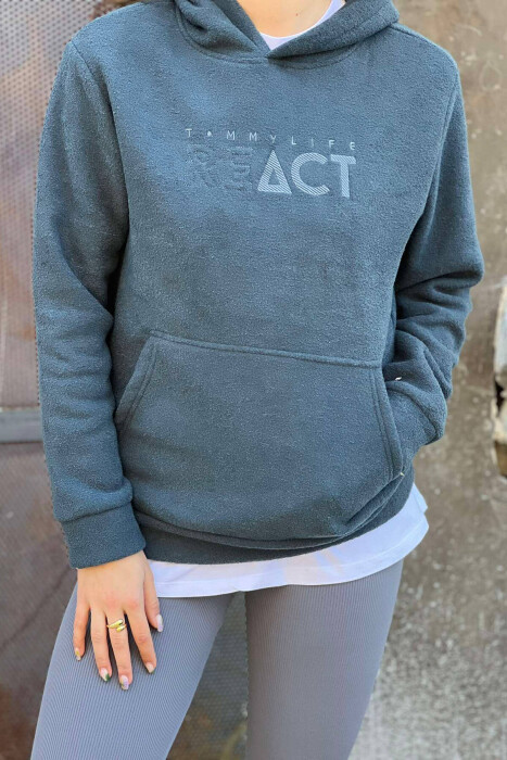 HOODIE POLARE ME SHKRIME PËR FEMRA NË NGJYRËN JESHILE TË ERRËT - KLAUDIO FASHION