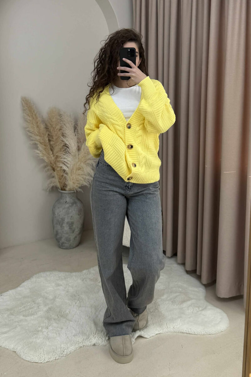 PULOVËR E THJESHTË NJË NGJYRËSHE E THURRUR PËR FEMRA NË NGJYRË TË VERDHË - 2