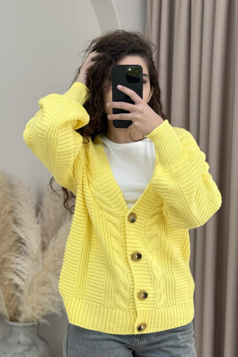 PULOVËR E THJESHTË NJË NGJYRËSHE E THURRUR PËR FEMRA NË NGJYRË TË VERDHË - 3