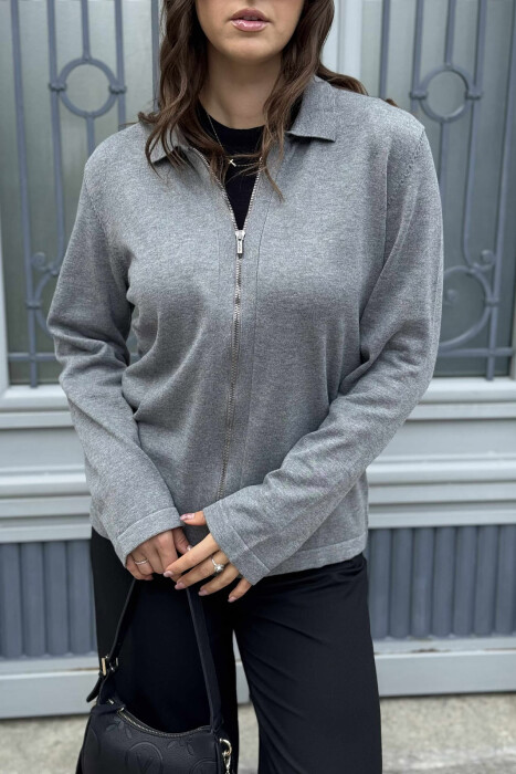 PULOVËR E THJESHTË NJË NGJYRËSHE PËR FEMRA NË NGJYRËN GRI - 3