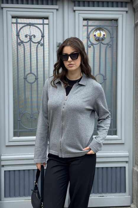 PULOVËR E THJESHTË NJË NGJYRËSHE PËR FEMRA NË NGJYRËN GRI - 2