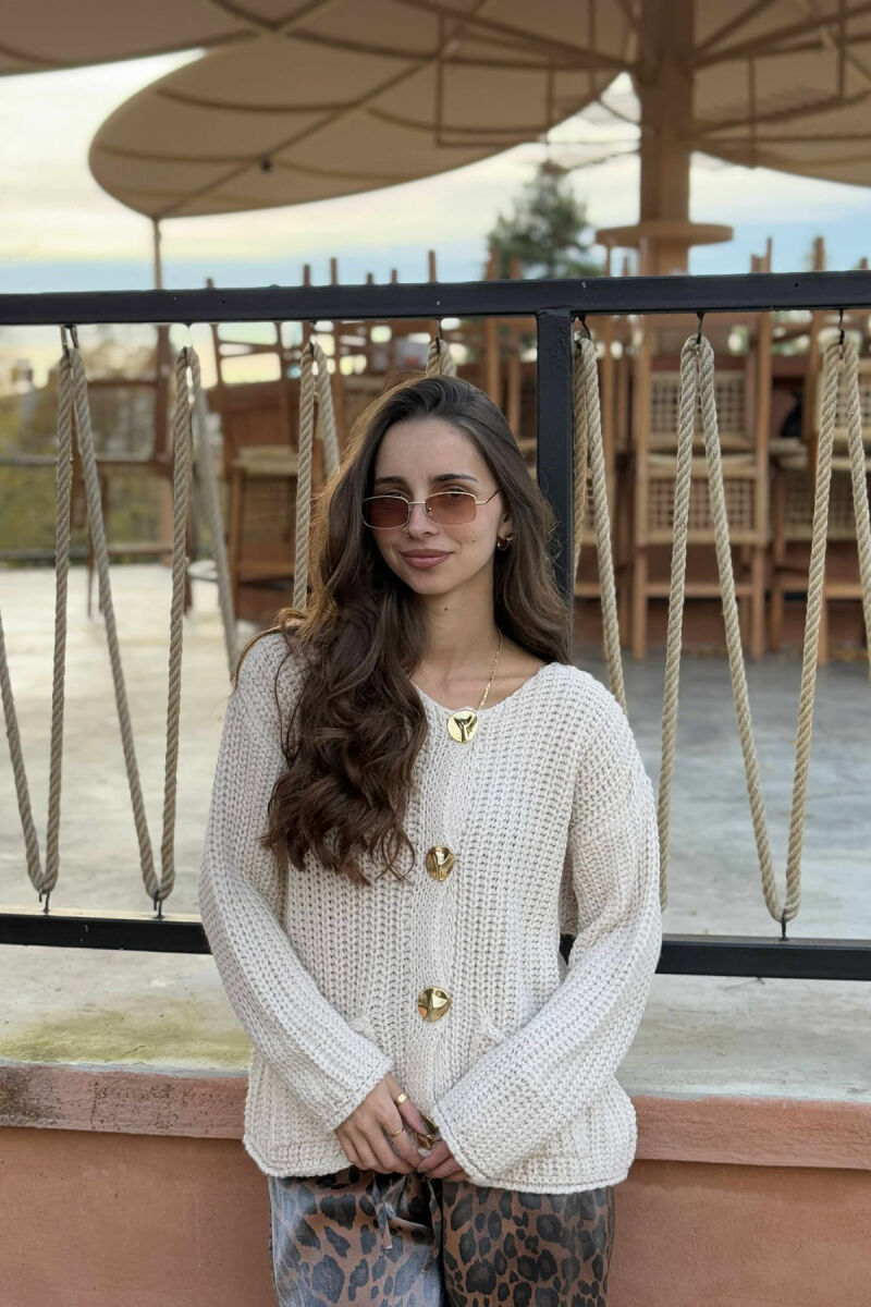 PULOVËR E THURRUR NJË NGJYRËSHE ME BUTONA GOLD PËR FEMRA NË NGJYRË KREM - 2