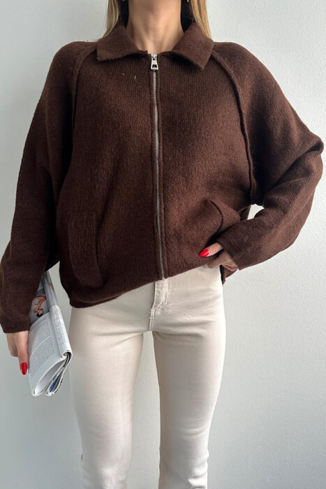 PULOVËR E THURRUR NJË NGJYRËSHE ME ZINXHIR PËR FEMRA NË NGJYRË KAFE TË ERRËT - 8