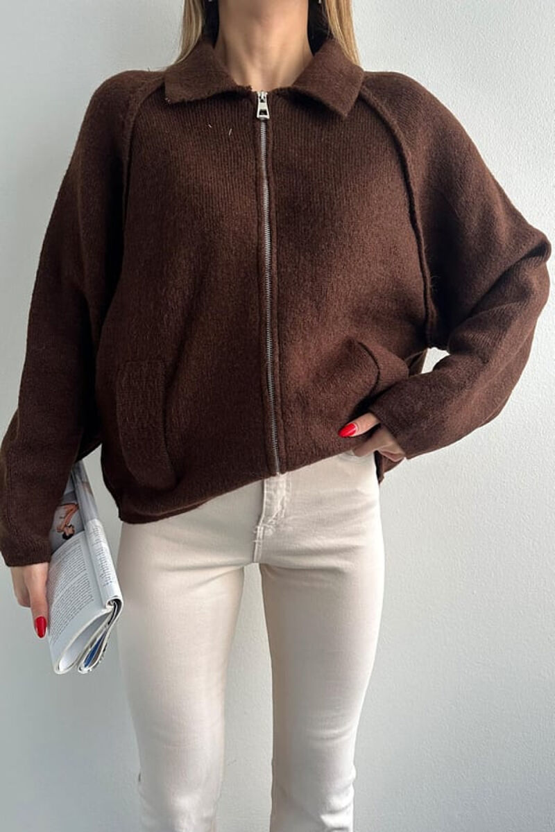 PULOVËR E THURRUR NJË NGJYRËSHE ME ZINXHIR PËR FEMRA NË NGJYRË KAFE TË ERRËT - 8