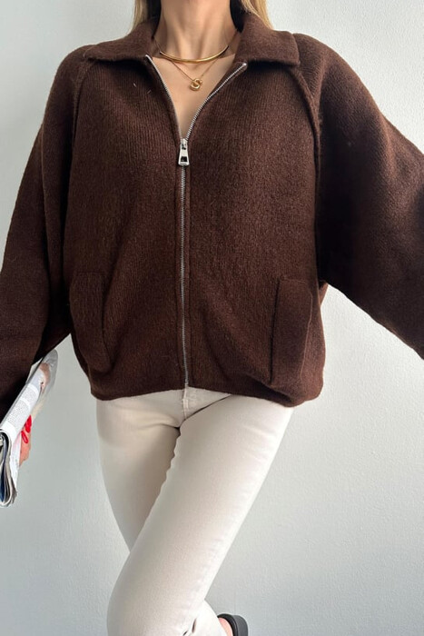 PULOVËR E THURRUR NJË NGJYRËSHE ME ZINXHIR PËR FEMRA NË NGJYRË KAFE TË ERRËT - 6