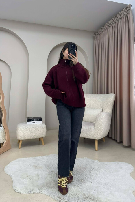 PULOVËR E THURRUR NJË NGJYRËSHE ME ZINXHIR PËR FEMRA NË NGJYRE VISHNJE - 3