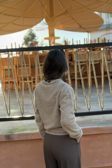 PULOVËR E THURRUR PËR FEMRA NË NGJYRË BEZHË - 4