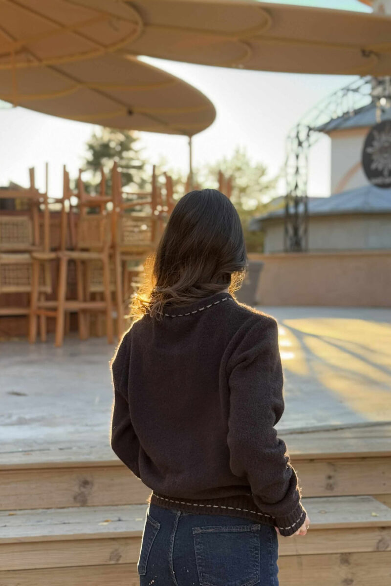 PULOVËR E THURRUR PËR FEMRA NË NGJYRË KAFE TË ERRËT - 5