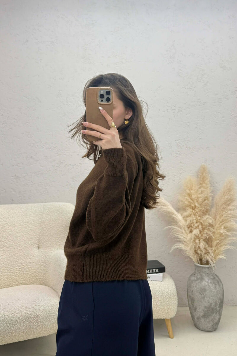 PULOVER NJE NGJYRESHE ME BUTONA PER FEMRA NE NGJYRE KAFE - 2