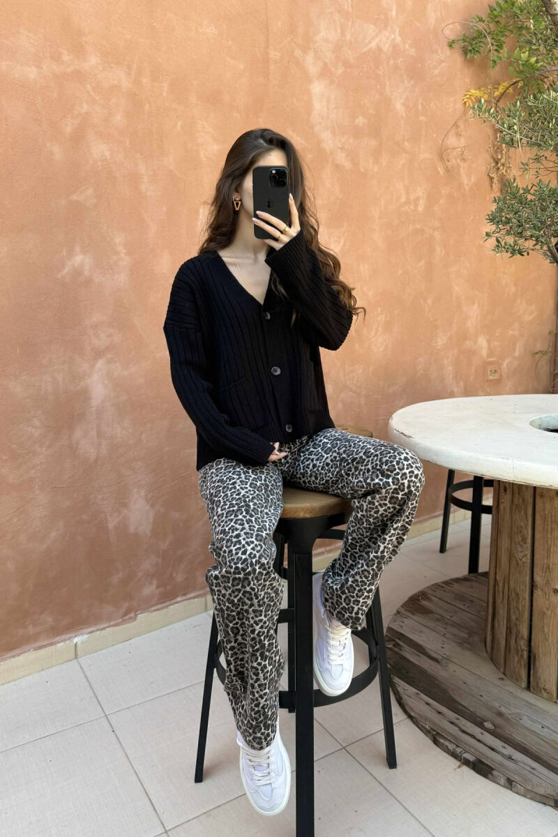 PULOVËR NJË NGJYRËSHE ME XHEPA PËR FEMRA NË NGJYRËN E ZEZË - 2