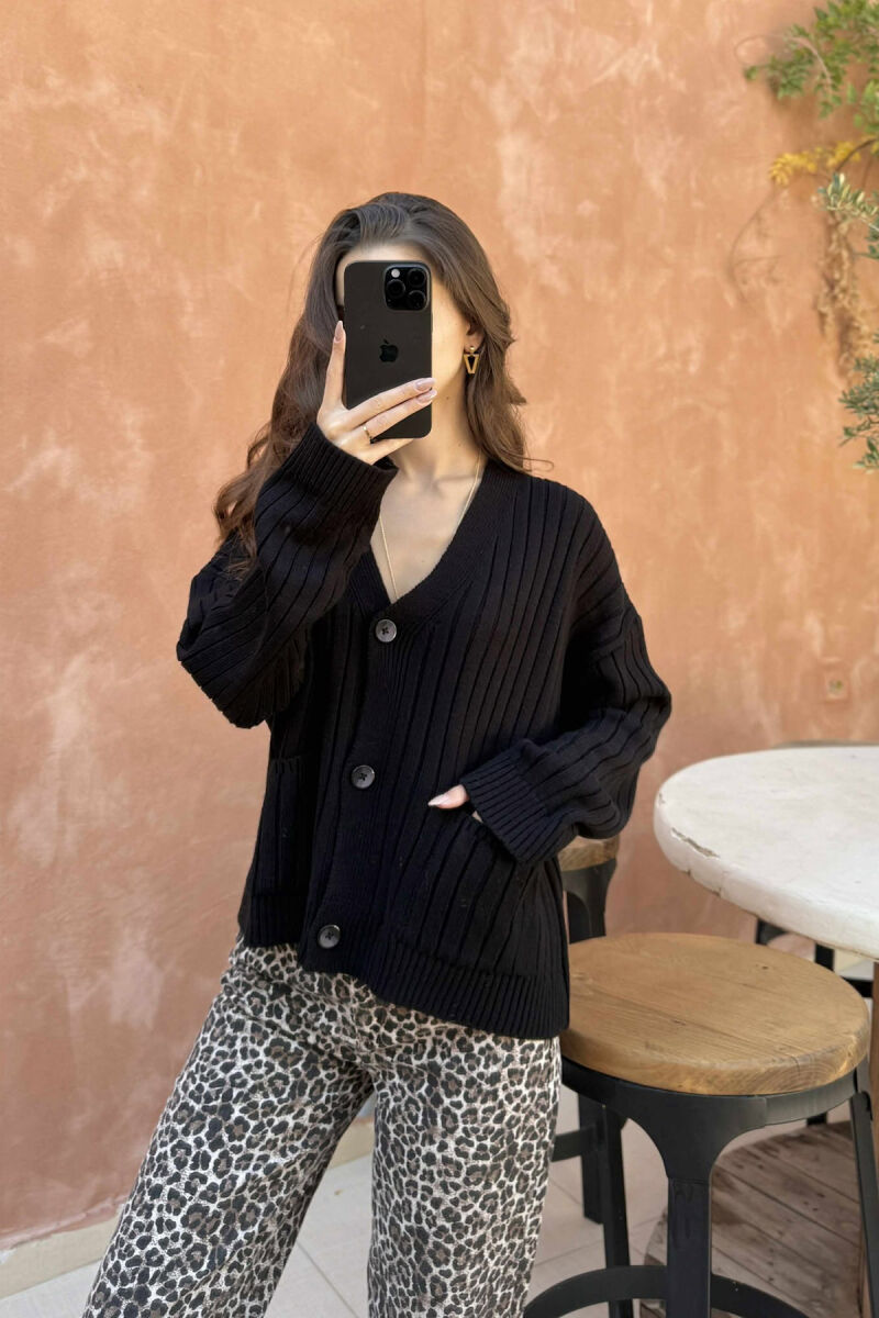 PULOVËR NJË NGJYRËSHE ME XHEPA PËR FEMRA NË NGJYRËN E ZEZË - 4