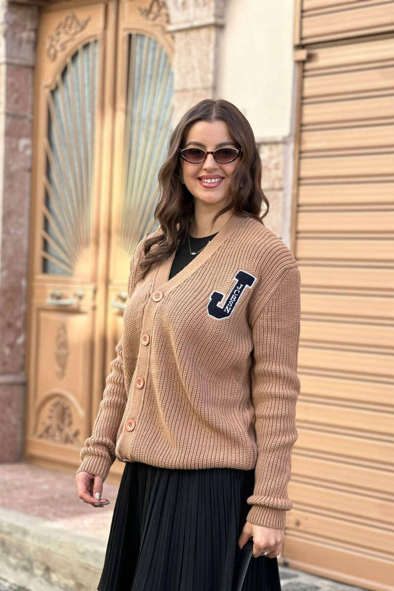 PULOVËR NJË NGJYRËSHE ME KOPSA PËR FEMRA NË NGJYRËN BEZHË - 1