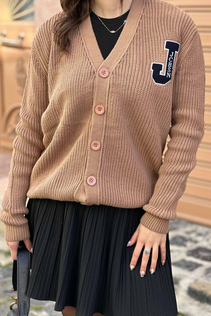 PULOVËR NJË NGJYRËSHE ME KOPSA PËR FEMRA NË NGJYRËN BEZHË - 4