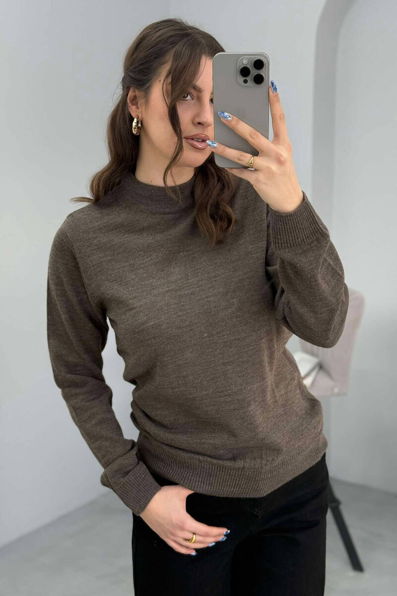 PULOVËR NJË NGJYRËSHE PËR FEMRA NË NGJYRËN KAFE E ZBARDHUR - 6