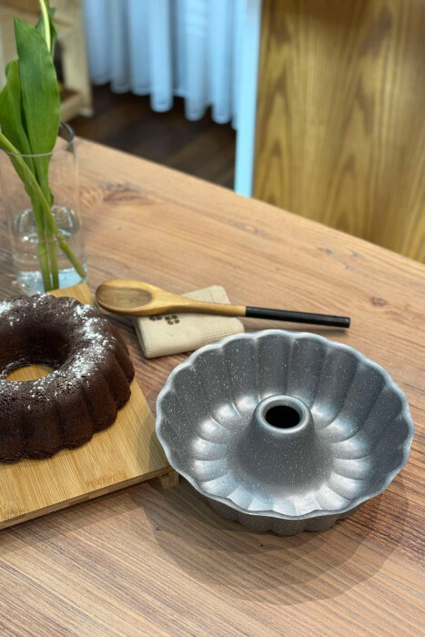 ROUND FLUTED CAKE MOULD GREY/GRI - 1