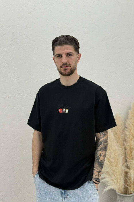 T-SHIRT ME IMAZH NE PJESEN PAS PER MESHKUJ NE NGJYRE TE ZEZE - 