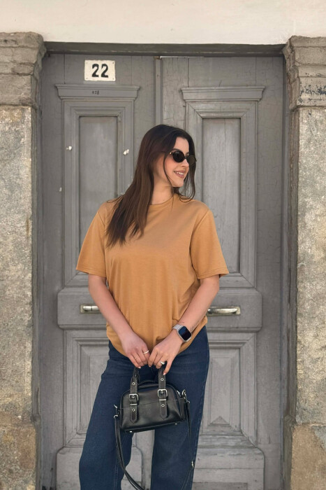 T-SHIRT NJE NGJYRESH ME JAKE TE RRUMBULLAKET PER FEMRA NE NGJYRE BEZHE + 6 PALE ÇORAPE DHURATE - KLAUDIO FASHION