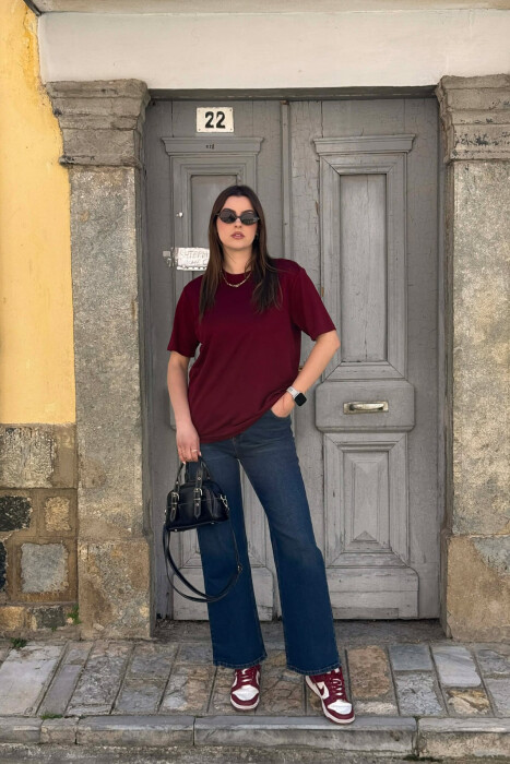 T-SHIRT NJE NGJYRESH ME JAKE TE RRUMBULLAKET PER FEMRA NE NGJYRE VISHNJE + 6 PALE ÇORAPE DHURATE - KLAUDIO FASHION