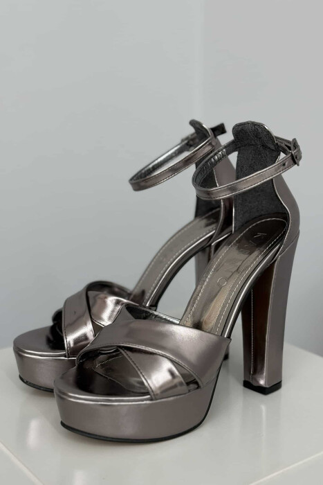 SANDALE LËKURE ME TAKË PËR FEMRA NË NGJYRËN BRONX - 5