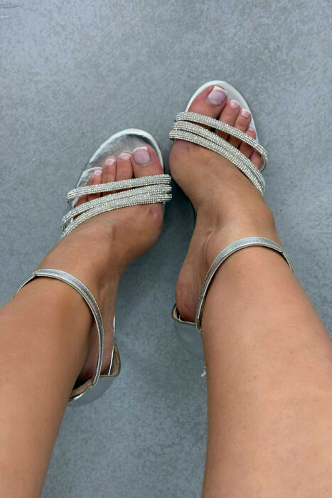 SANDALE ME TAKË ME DETAJIN E DIAMANTËVE PËR FEMRA NË NGJYRË ARGJEND - 3