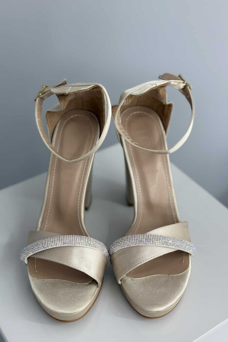 SANDALE ME TAKË ME DETAJIN E DIAMANTËVE PËR FEMRA NË NGJYRËN BEZHË - 3