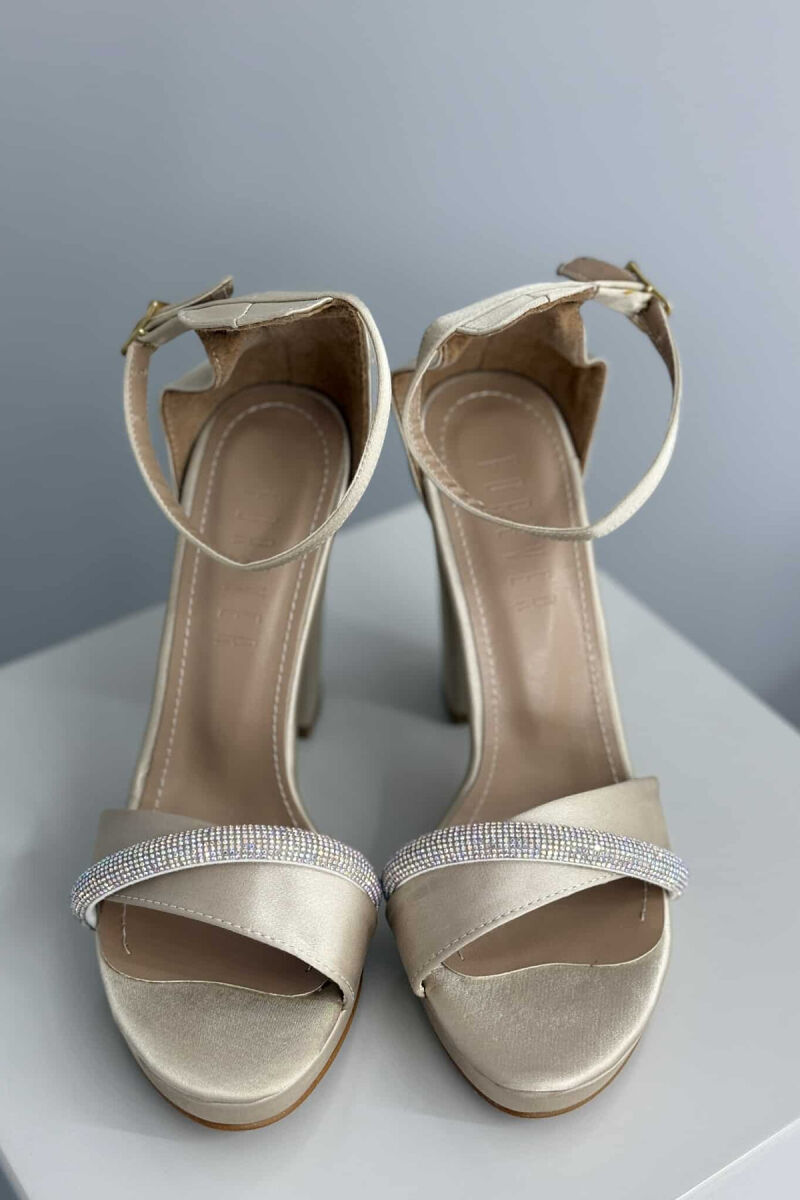 SANDALE ME TAKË ME DETAJIN E DIAMANTËVE PËR FEMRA NË NGJYRËN BEZHË - 3