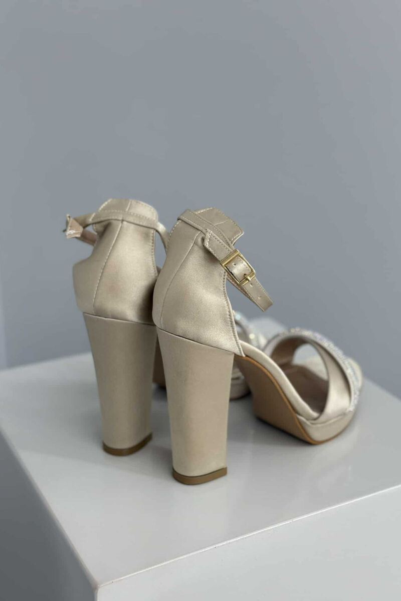 SANDALE ME TAKË ME DETAJIN E DIAMANTËVE PËR FEMRA NË NGJYRËN BEZHË - 4