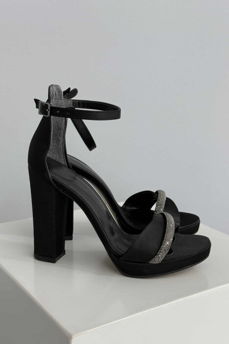 SANDALE ME TAKË ME DETAJIN E DIAMANTËVE PËR FEMRA NË NGJYRËN E ZEZË - 2