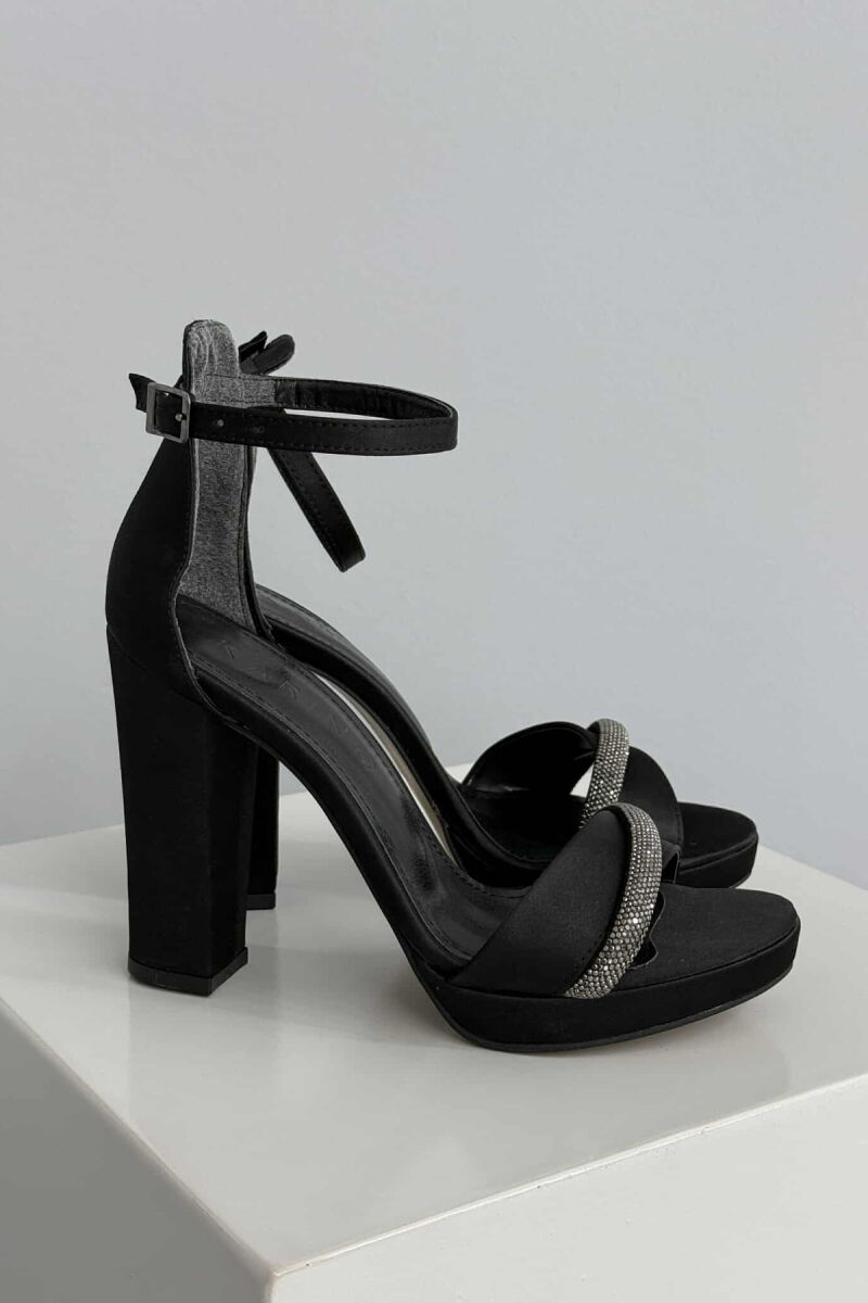 SANDALE ME TAKË ME DETAJIN E DIAMANTËVE PËR FEMRA NË NGJYRËN E ZEZË - 2