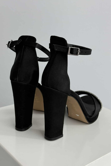 SANDALE ME TAKË ME DETAJIN E DIAMANTËVE PËR FEMRA NË NGJYRËN E ZEZË - 4