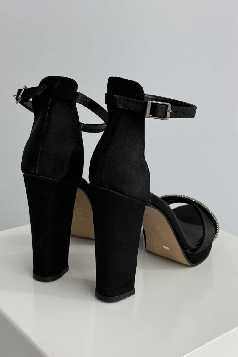 SANDALE ME TAKË ME DETAJIN E DIAMANTËVE PËR FEMRA NË NGJYRËN E ZEZË - 4