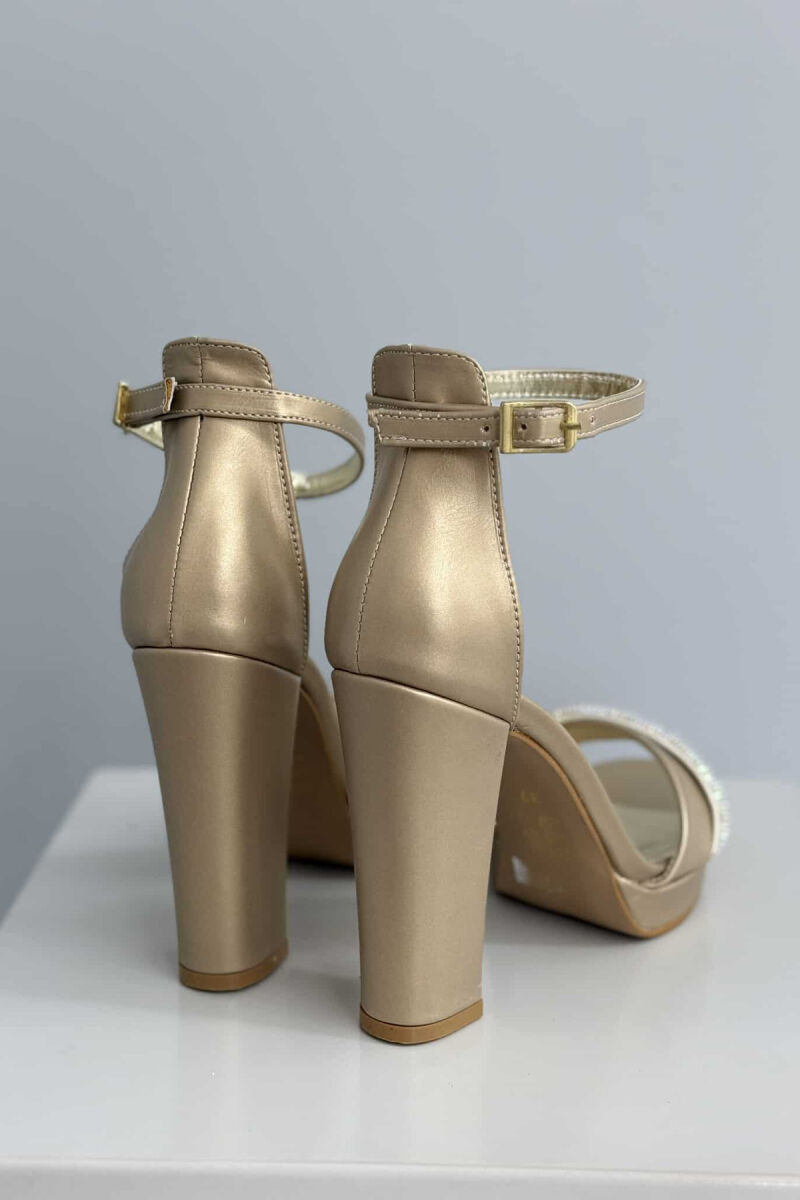 SANDALE ME TAKË ME DETAJIN E DIAMANTËVE PËR FEMRA NË NGJYRËN GOLD - 2