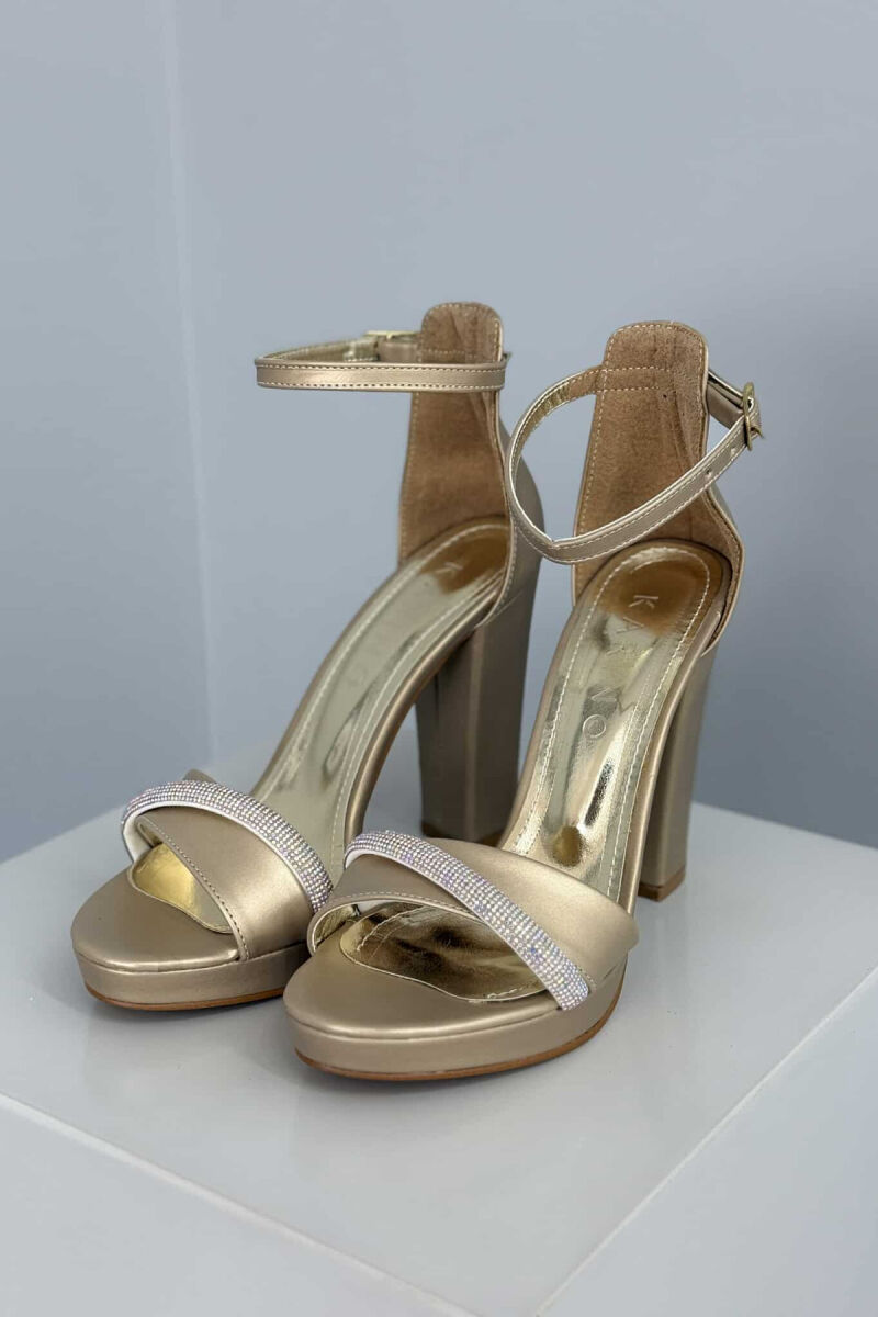 SANDALE ME TAKË ME DETAJIN E DIAMANTËVE PËR FEMRA NË NGJYRËN GOLD - 4