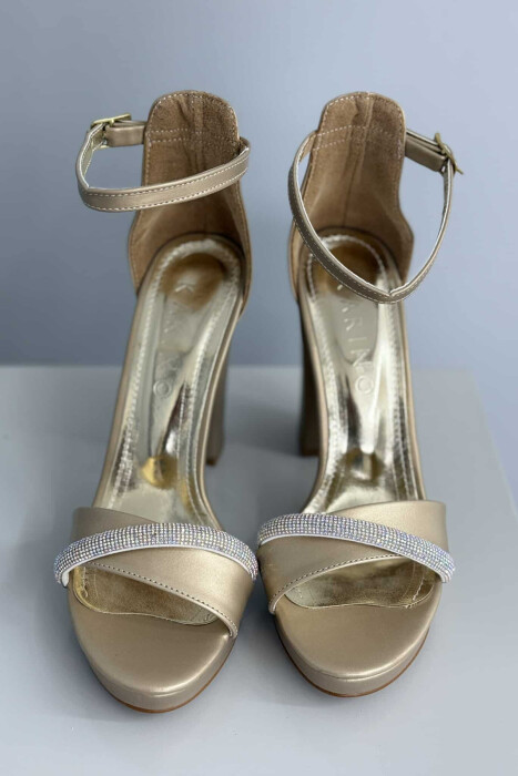 SANDALE ME TAKË ME DETAJIN E DIAMANTËVE PËR FEMRA NË NGJYRËN GOLD - 6