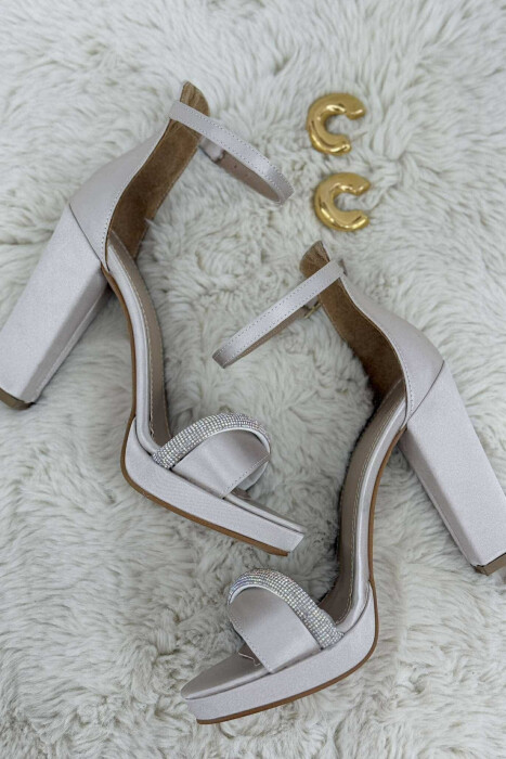 SANDALE ME TAKË ME DETAJIN E DIAMANTËVE PËR FEMRA NË NGJYRËN GRI - 2