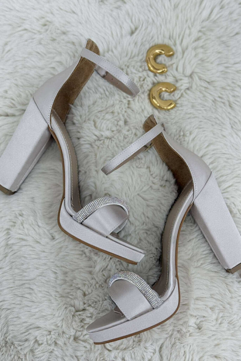 SANDALE ME TAKË ME DETAJIN E DIAMANTËVE PËR FEMRA NË NGJYRËN GRI - 2