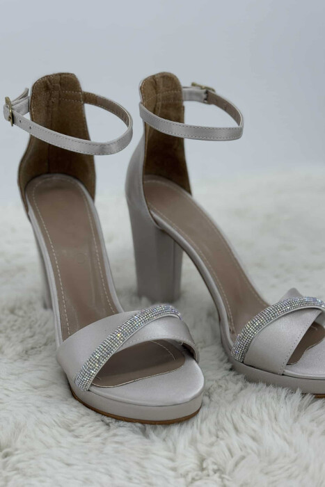 SANDALE ME TAKË ME DETAJIN E DIAMANTËVE PËR FEMRA NË NGJYRËN GRI - 3