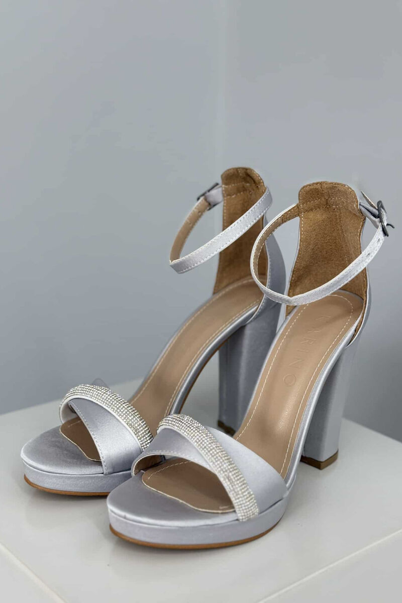 SANDALE ME TAKË ME DETAJIN E DIAMANTËVE PËR FEMRA NË NGJYRËN GRI - 5