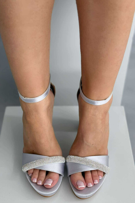 SANDALE ME TAKË ME DETAJIN E DIAMANTËVE PËR FEMRA NË NGJYRËN GRI - 8