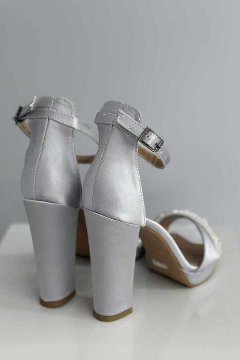 SANDALE ME TAKË ME DETAJIN E DIAMANTËVE PËR FEMRA NË NGJYRËN GRI - 9