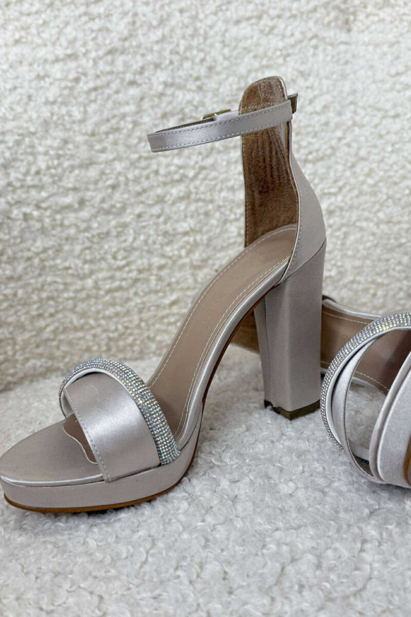 SANDALE ME TAKË ME DETAJIN E DIAMANTËVE PËR FEMRA NË NGJYRËN KREM - 3