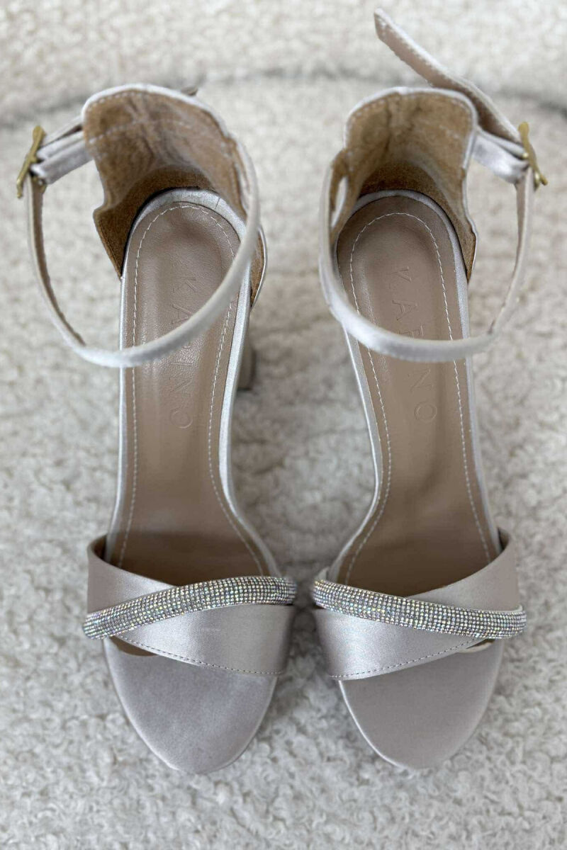SANDALE ME TAKË ME DETAJIN E DIAMANTËVE PËR FEMRA NË NGJYRËN KREM - 4