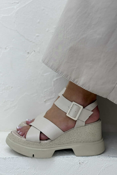 SANDALE NJË NGJYRËSHE ME PLATFORMË PËR FEMRA NË NGJYRËN BEZHË - 5