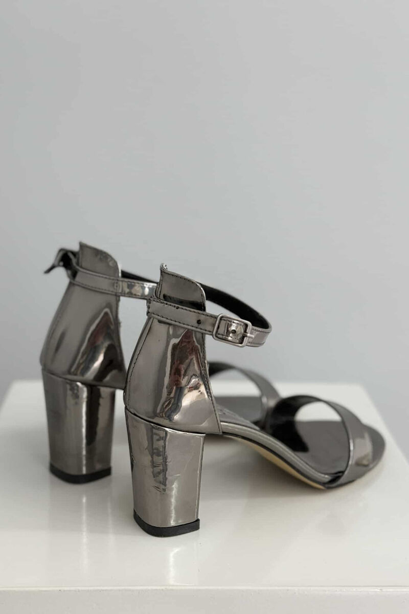 SANDALE ME SHKËLQIM ME TAKË PËR FEMRA NË NGJYRË SILVER - 3