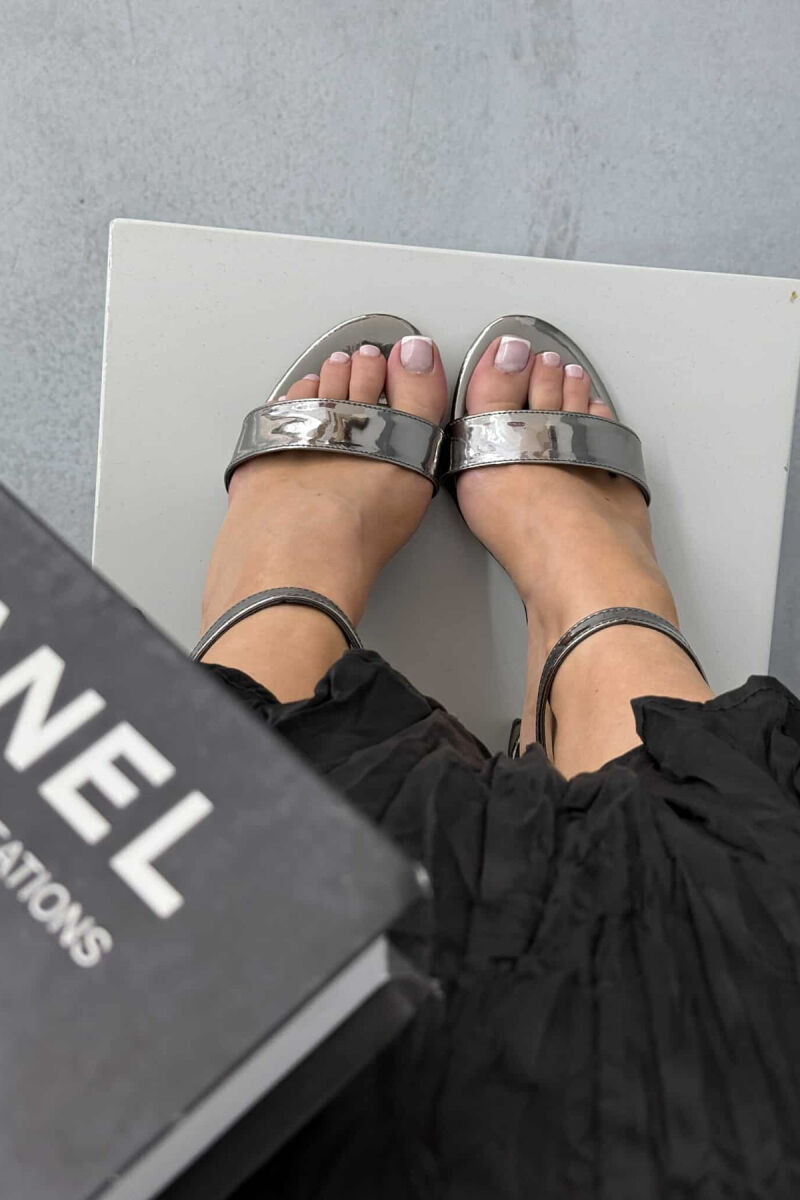 SANDALE ME SHKËLQIM ME TAKË PËR FEMRA NË NGJYRË SILVER - 5