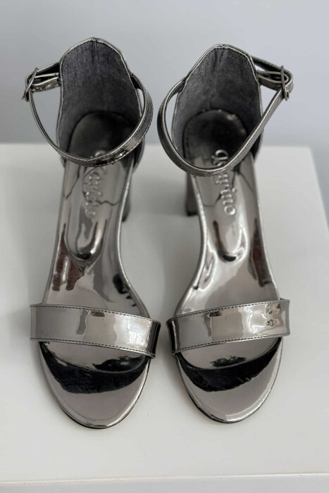 SANDALE ME SHKËLQIM ME TAKË PËR FEMRA NË NGJYRË SILVER - 6