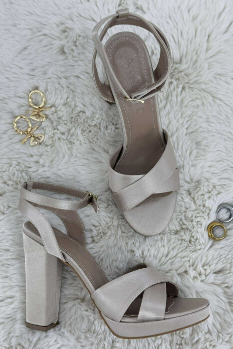 SANDALE TË SHNDRITSHME ME TAKË PËR FEMRA NË NGJYRË BEZHË - 3