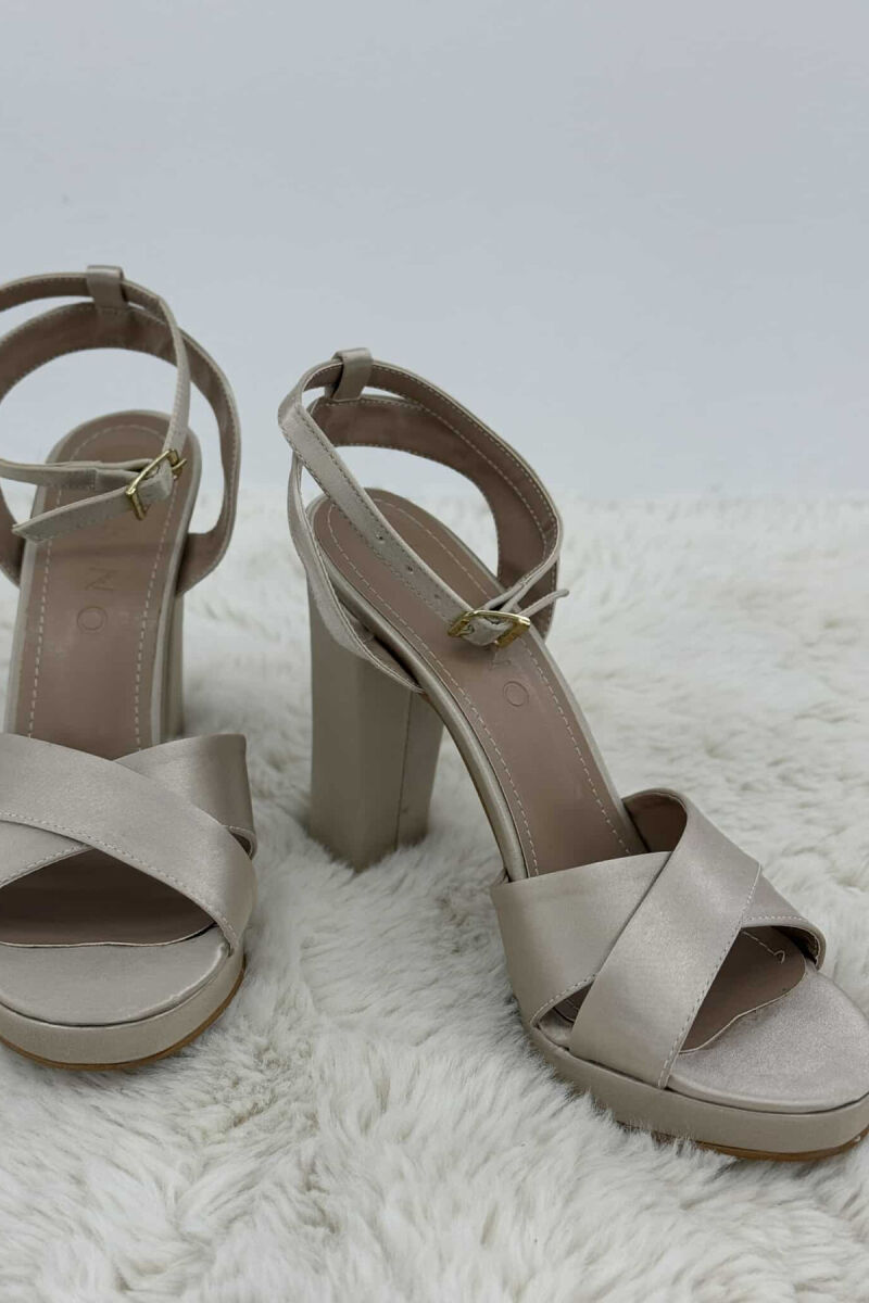 SANDALE TË SHNDRITSHME ME TAKË PËR FEMRA NË NGJYRË BEZHË - 4