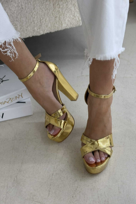 SANDALE TË SHNDRITSHME ME TAKË PËR FEMRA NË NGJYRË GOLD - 2